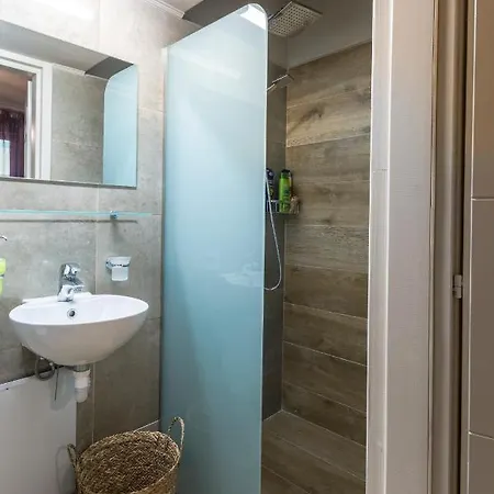 Nora's Daire Kalamata